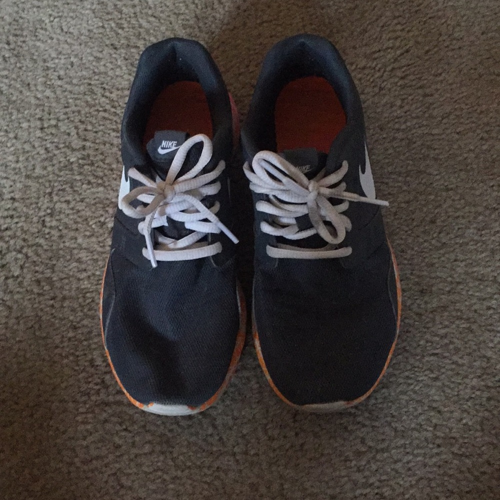 NIKE tennis shoes